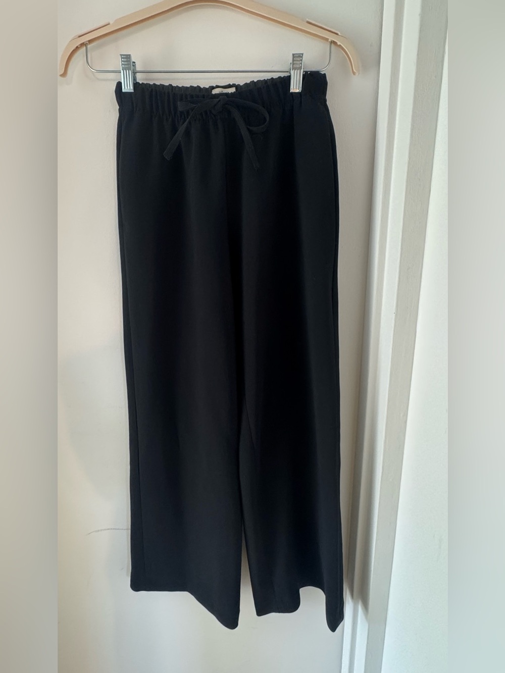 Aritzia Black Lodge Pants in Crepette - Picture 1 of 3